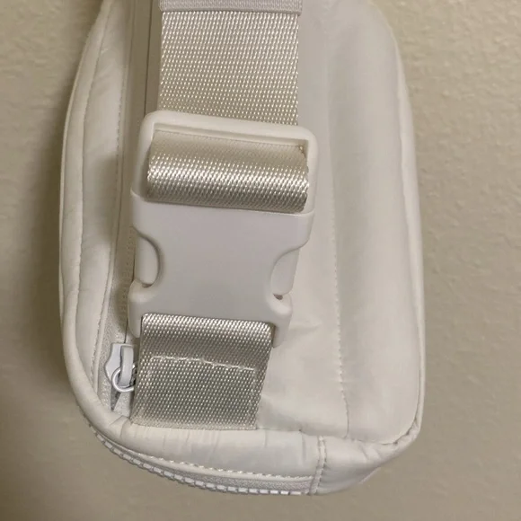 Lululemon White Wunder Puff 1L Fanny Pack Belt Bag Adjustable Strap - Picture 3 of 9